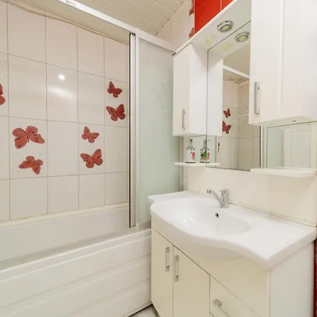 Chic Flat W Balcony 3 Min To Beach In *